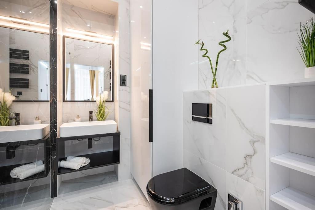Apartmán High-end 2-bedroom In The Center With Balcony