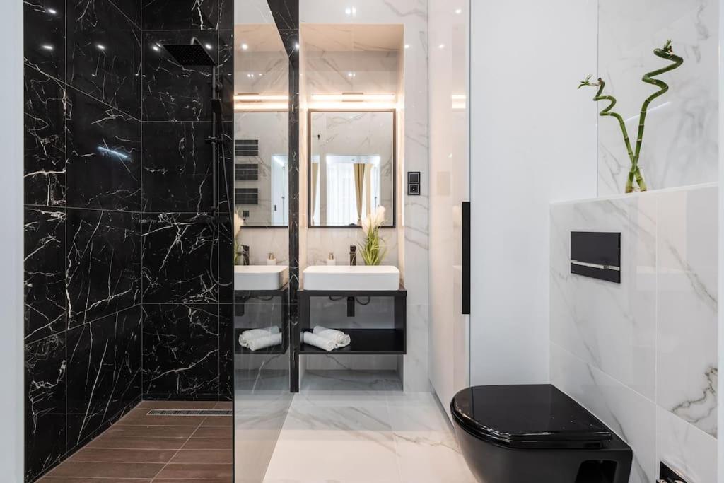 Apartmán High-end 2-bedroom In The Center With Balcony