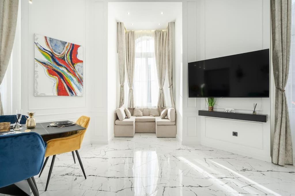 High-end 2-bedroom In The Center With Balcony Apartmán Budapešť