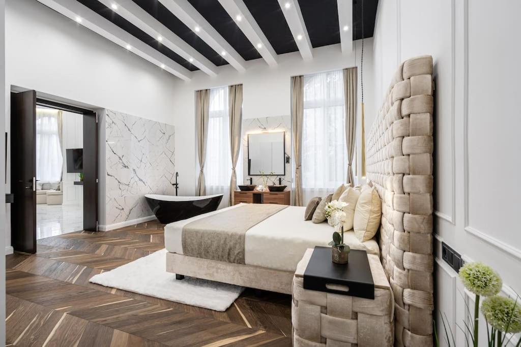 High-end 2-bedroom In The Center With Balcony Apartment *