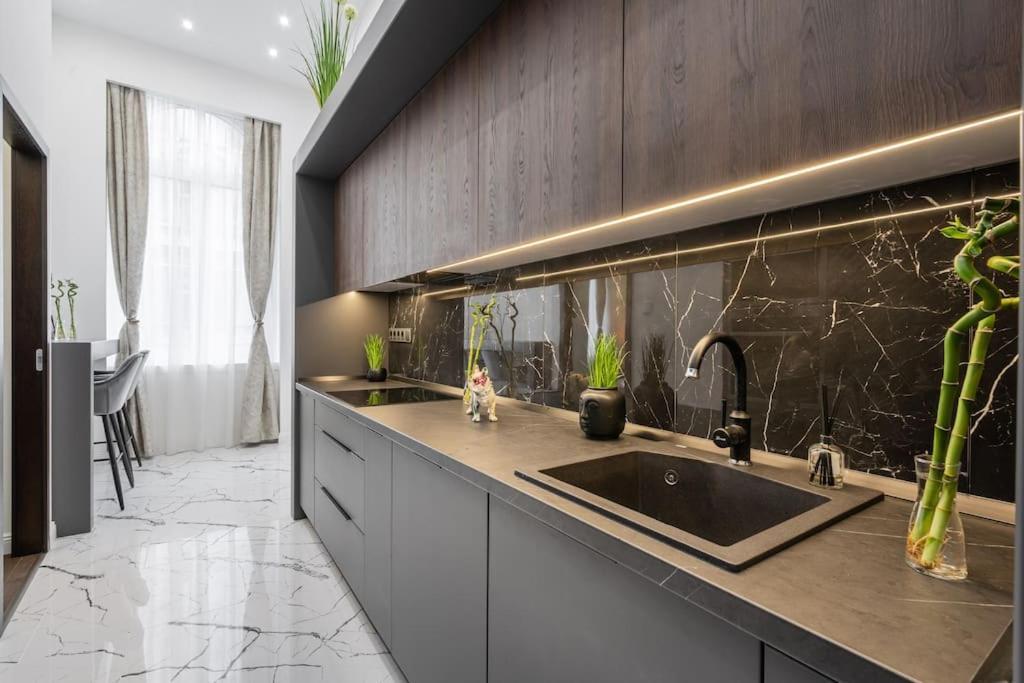 High-end 2-bedroom In The Center With Balcony Apartment *