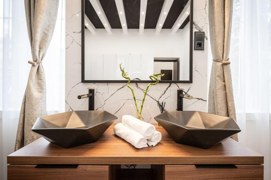 High-end 2-bedroom In The Center With Balcony *
