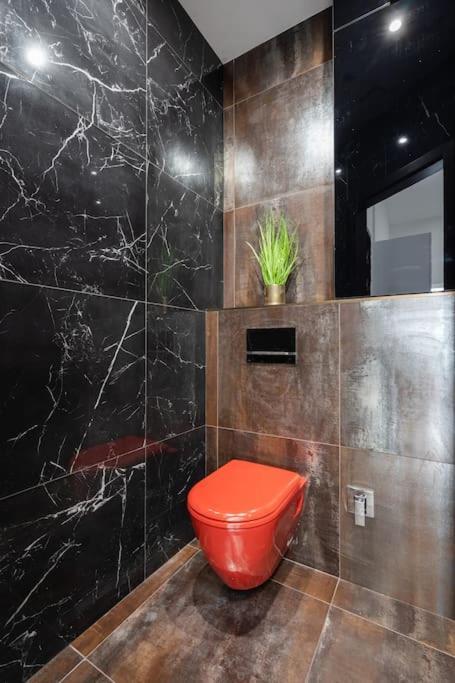 High-end 2-bedroom In The Center With Balcony *