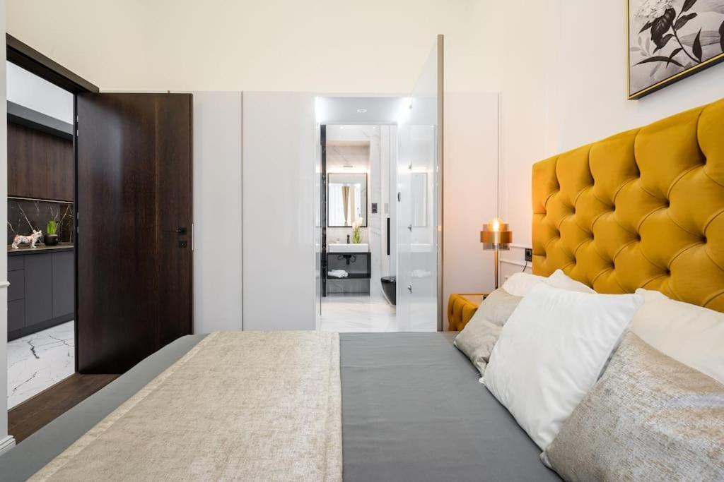 High-end 2-bedroom In The Center With Balcony Budapest