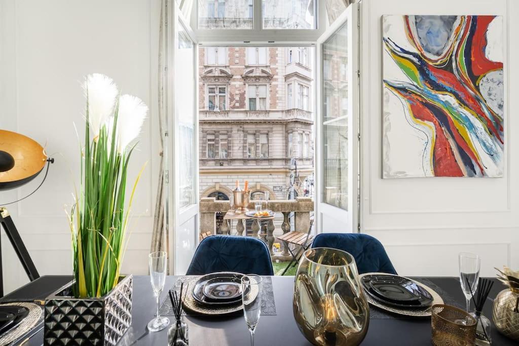 High-end 2-bedroom In The Center With Balcony * Budapest