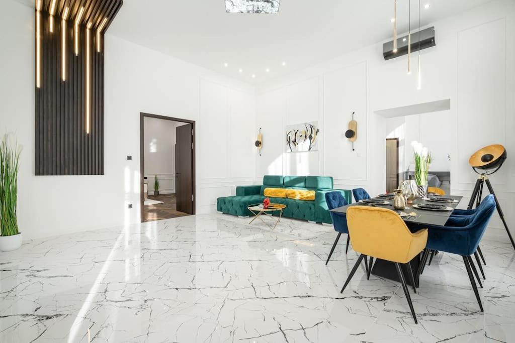 High-end 2-bedroom In The Center With Balcony Apartment *