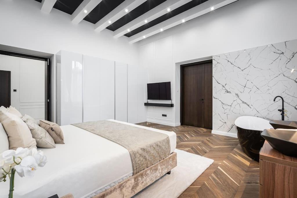 High-end 2-bedroom In The Center With Balcony * Budapest