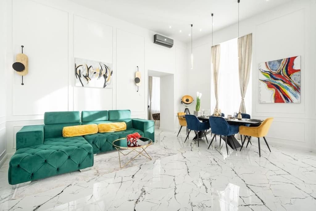 High-end 2-bedroom In The Center With Balcony Apartment