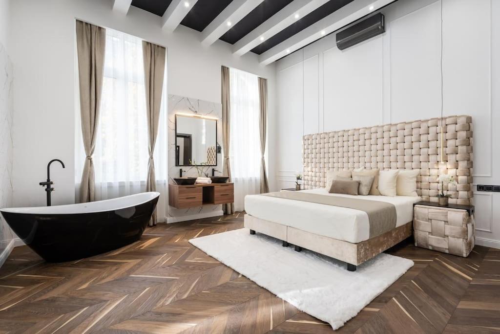 High-end 2-bedroom In The Center With Balcony
