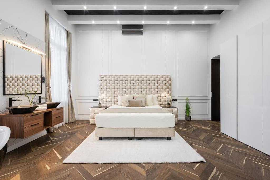 High-end 2-bedroom In The Center With Balcony Apartment