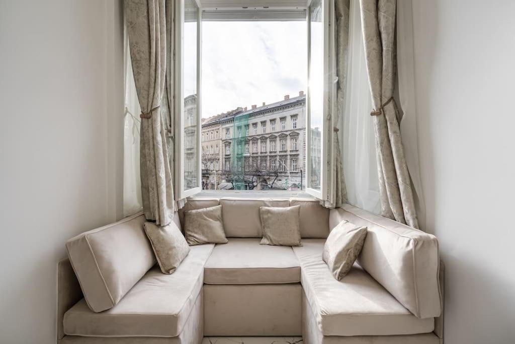 High-end 2-bedroom In The Center With Balcony Budapest