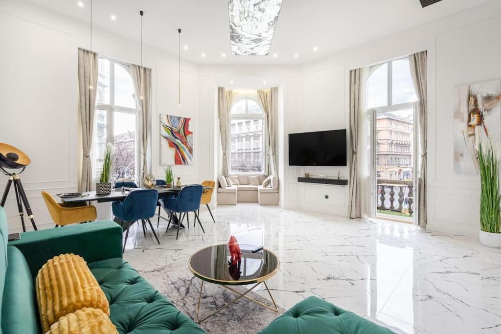 Apartment High-end 2-bedroom In The Center With Balcony *