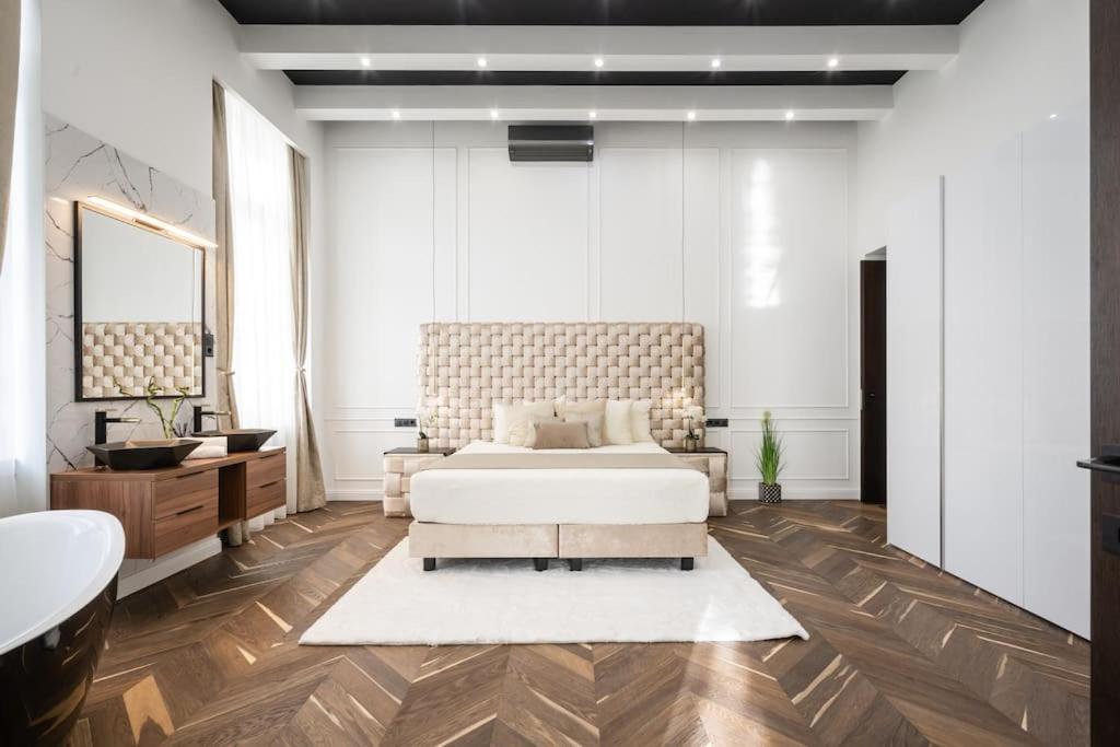 Apartment High-end 2-bedroom In The Center With Balcony *
