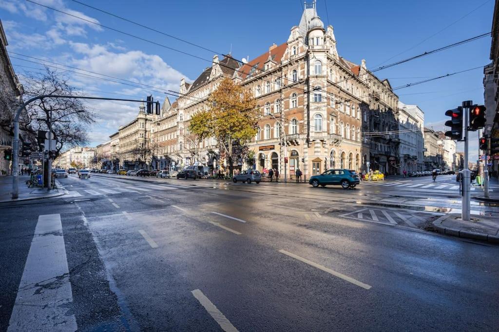 High-end 2-bedroom In The Center With Balcony * Budapest