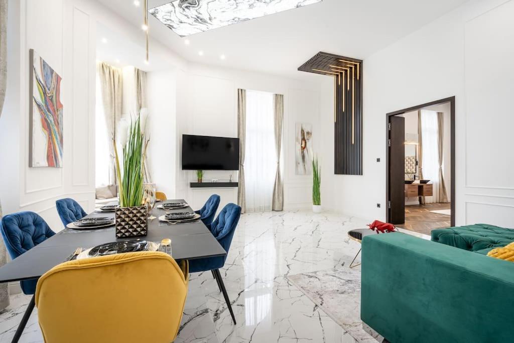 Apartment High-end 2-bedroom In The Center With Balcony *